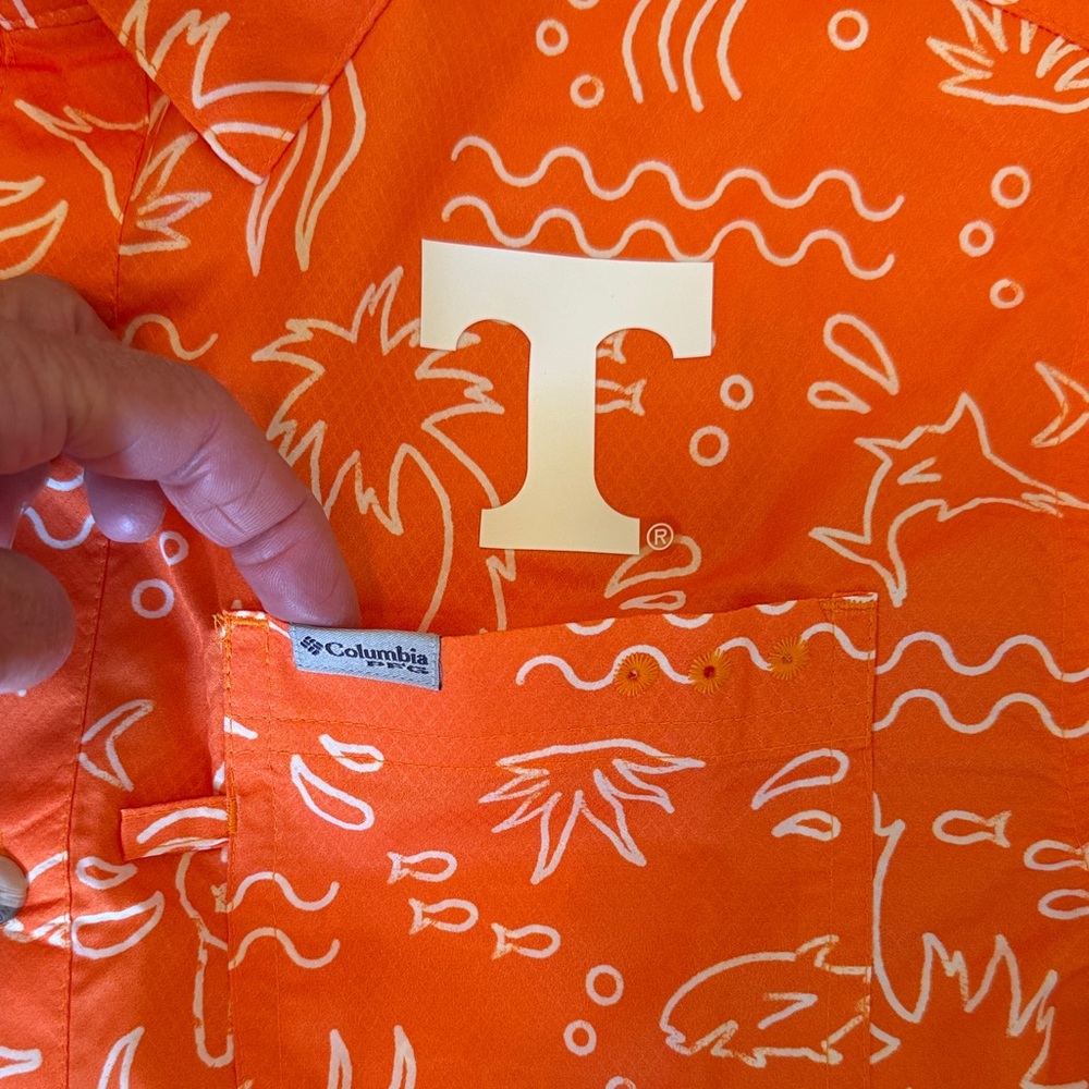 ✅Columbia brand TENNESSEE Orange & white Short-Sleeve Printed Button-Up Shirt M